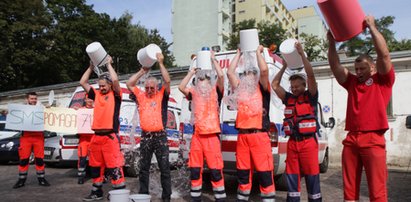 Dyrektor pogotowia oblał się wodą