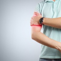 A férjem felkarja begörcsölt, miután megemelt egy 2 kilós súlyt, mi történhetett? Az orvos válaszol