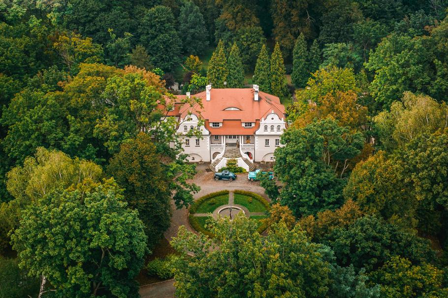 Dwór Sanna to butikowy hotel, restauracja i winnica. Dwór był w opłakanym stanie, po przejęciu go w 1948 roku przez państwo i zasiedlaniu go przez kolejnych użytkowników