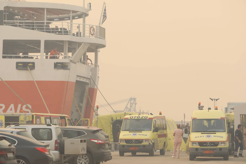 Obalska straža je saopštila da je premestila 65 pacijenata na trajekt koji je čekao u gradskoj luci.