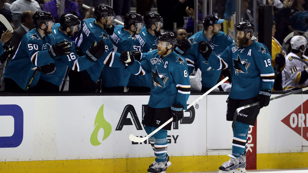 San Jose Sharks pokonali 3:2 New York Islanders, a duży udział w zwycięstwie miała bramka z połowy lodowiska zdobyta przez Brenta Burnsa. Popularny "Chewbacca" podpisał niedawno lukratywny kontrakt na 64 miliony dolarów i od razu odpłacił się nieszablonowym trafieniem.