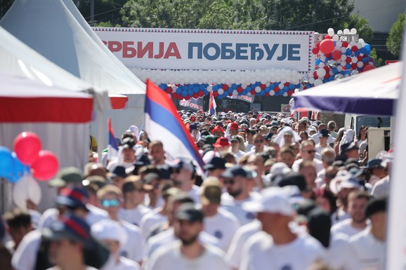 MITING SNS U BEOGRADU Građani pristižu ispred Skupštine, počeo muzički program: Bajkeri krenuli ka parlamentu, a Vučić ovako pozvao na skup (FOTO, VIDEO)