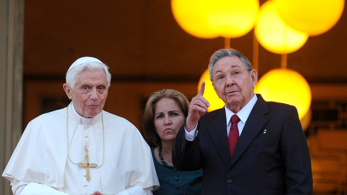 Podczas spotkania z przywódcą Kuby Raulem Castro papież Benedykt XVI poprosił go o ustanowienie Wielkiego Piątku dniem świątecznym, tak jak 14 lat temu Bożego Narodzenia, o co zabiegał Jan Paweł II - poinformował rzecznik Watykanu ksiądz Federico Lombardi.