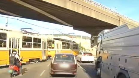 Centiken múlt, hogy nem tarolta végig az autókat a „kamikaze villamos” a Flórián térnél – videó