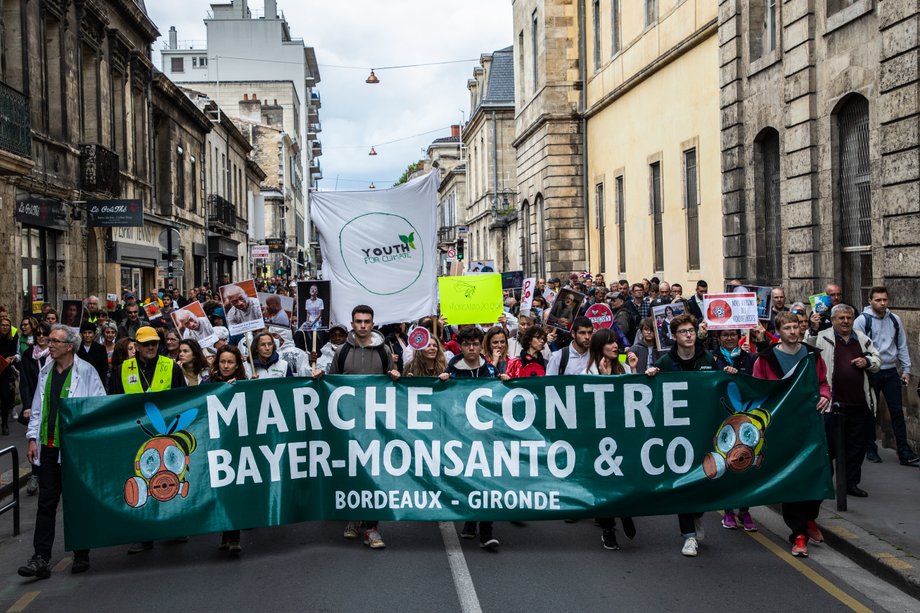 Ekolodzy często protestują przeciwko wpływowi jaki Bayer wywiera na rolnictwo.