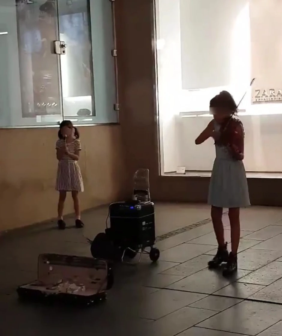 Devojčice koje sviraju i pevaju po Knezu