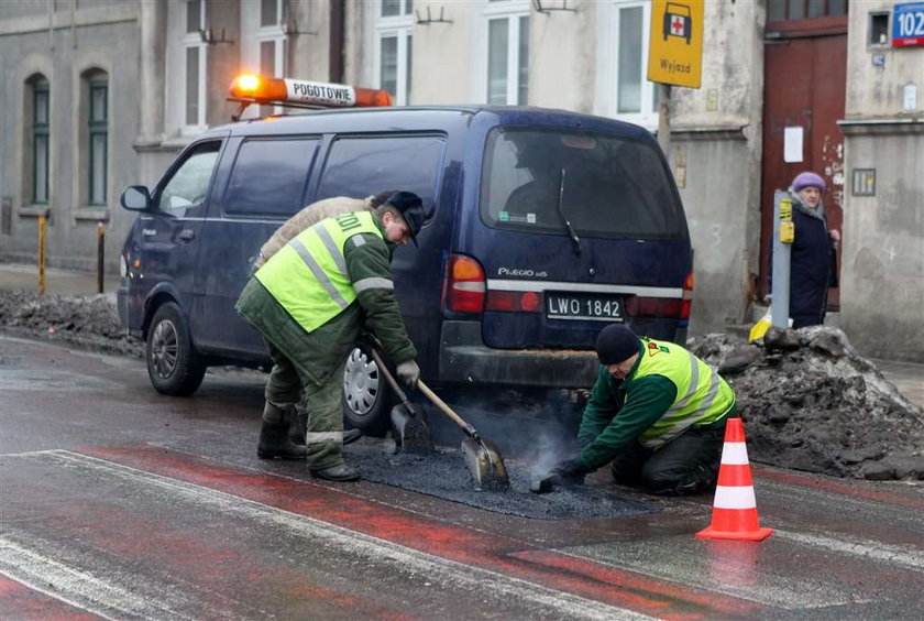 Łódź, dziury, jezdnia, łatanie, smoła, asfalt