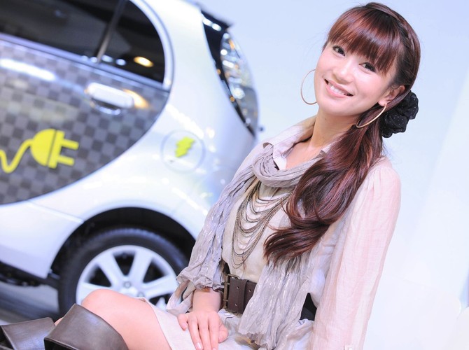 Salon samochodowy w Tokio - dziewczyny