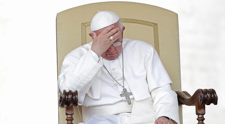 Ferenc pápát is tesztelték koronavírusra, de negatív az eredmény, csak megfázott