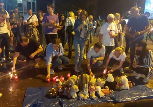 Novosađani su se okupili večeras prekoputa Železničke stanice