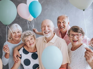 Obecny silvers, czyli osoba w wieku 50+, jest bardzo aktywny zarówno fizycznie, jak i zawodowo. Czuje się młodo, jest gotowy na rozwój swoich umiejętności i zdecydowanie nie myśli o emeryturze.