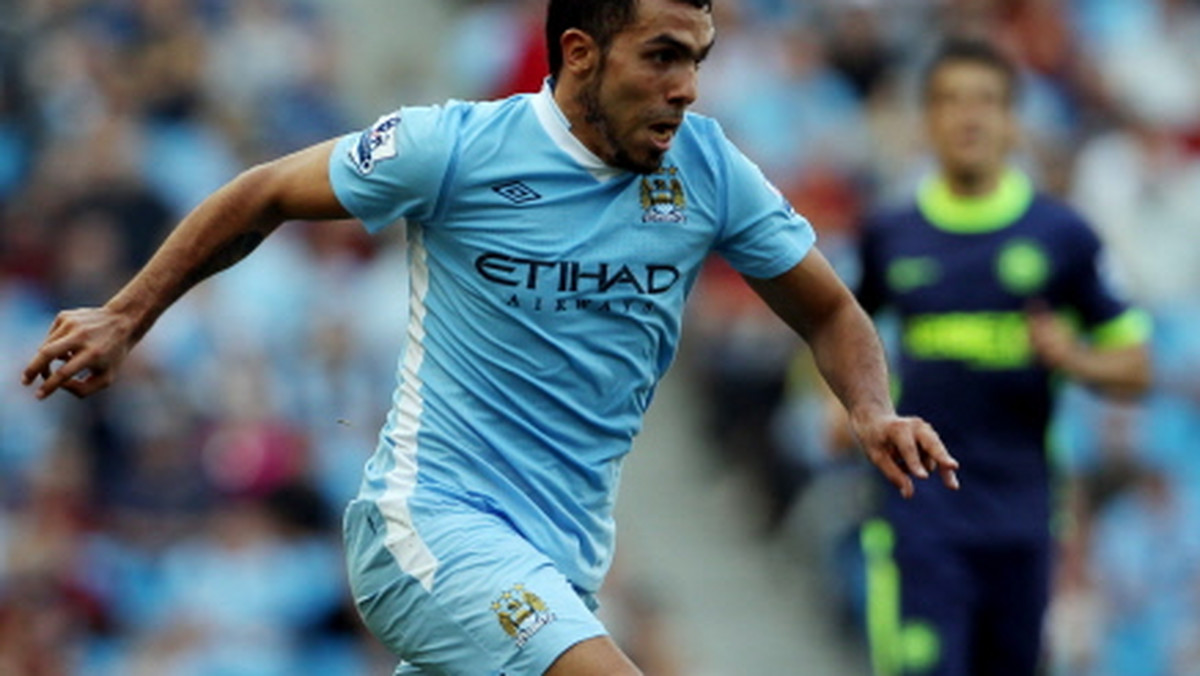 Napastnik Manchesteru City, Carlos Tevez rozważa swoją przyszłość na Etihad Stadium. Argentyńczyk otrzymał niedawno ofertę przedłużenia kontraktu, jednak wciąż jest zainteresowany powrotem do Boca Juniors.