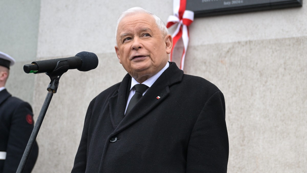 Prezes PiS odsłonił tablicę upamiętniającą brata. Nagle zaczął mówić o Rosji