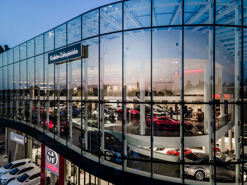 Diler Toyota Romanowski Kraków oraz Lexus Kraków otworzył nowy salon Toyoty i Lexusa. Jest to pierwsza w Polsce zintegrowana stacja obu marek i obecnie jeden z największych salonów samochodowych w Europie