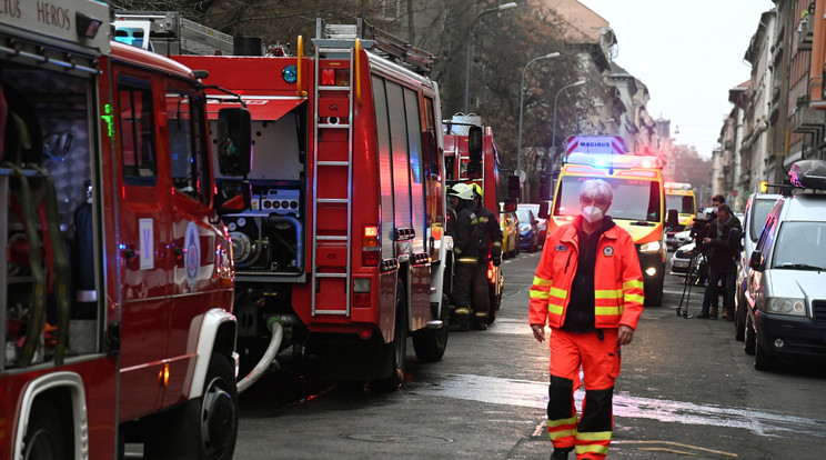 Tűzoltók dolgoznak a Péterfy Sándor utcai kórház és rendelőintézet előtt 2021. december 11-én, miután tűz ütött ki az épületben / Fotó: MTI/Mihádák Zoltán
