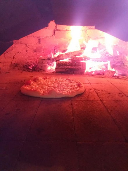 Najlepsza pizza wychodzi z pieca opalanego drewnem!