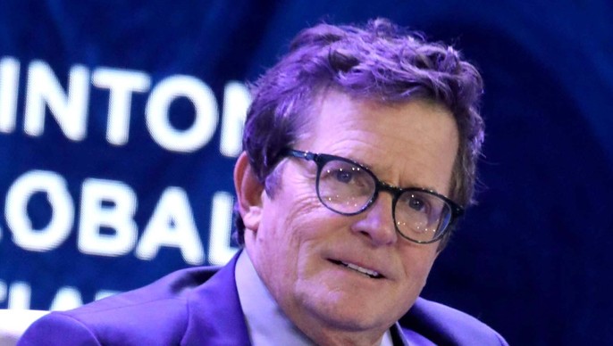 Összeszorul a szívünk: a nagybeteg Michael J. Fox kerekesszékben játszotta el a Vissza a jövőbe dallamait - videó