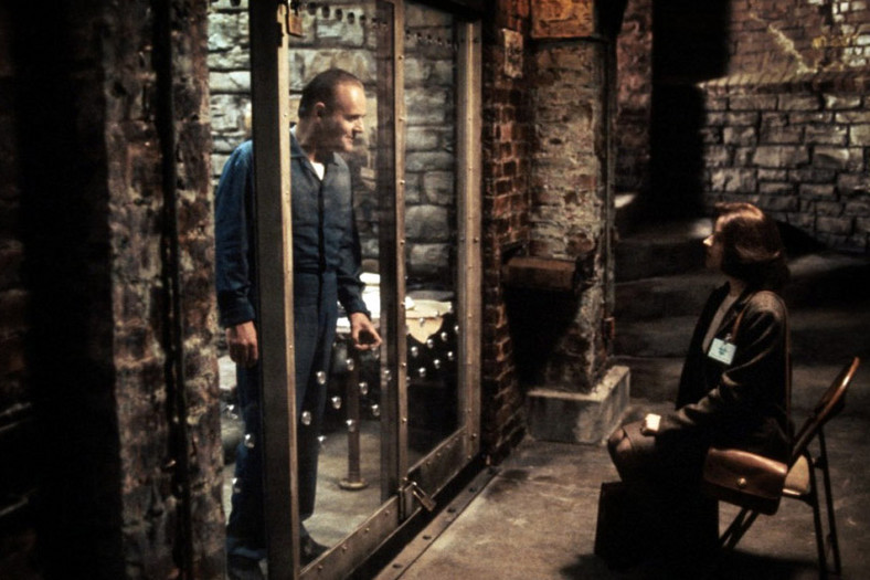 "Milczenie owiec" - kadr z filmu. Na zdjęciu: Jodie Foster jako Clarice Starling i Anthony Hopkins jako Hannibal Lecter