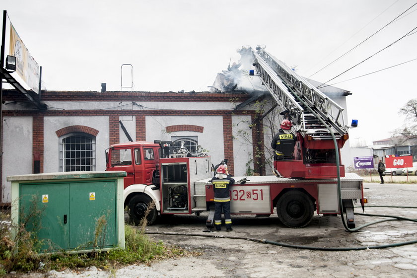 Akcja gaszenia ognia w fabryce