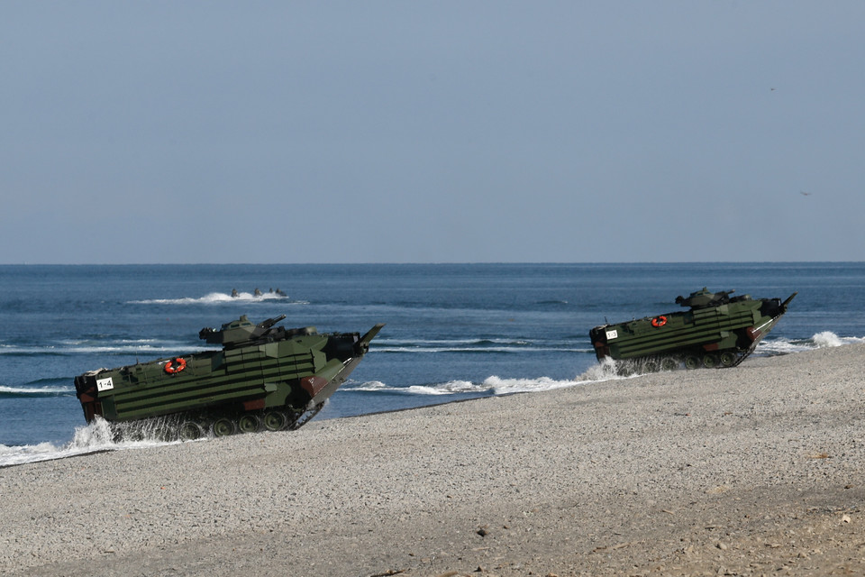 Transportery AAV7 wynurzają się z morza podczas ćwiczeń wojskowych Han Kuang