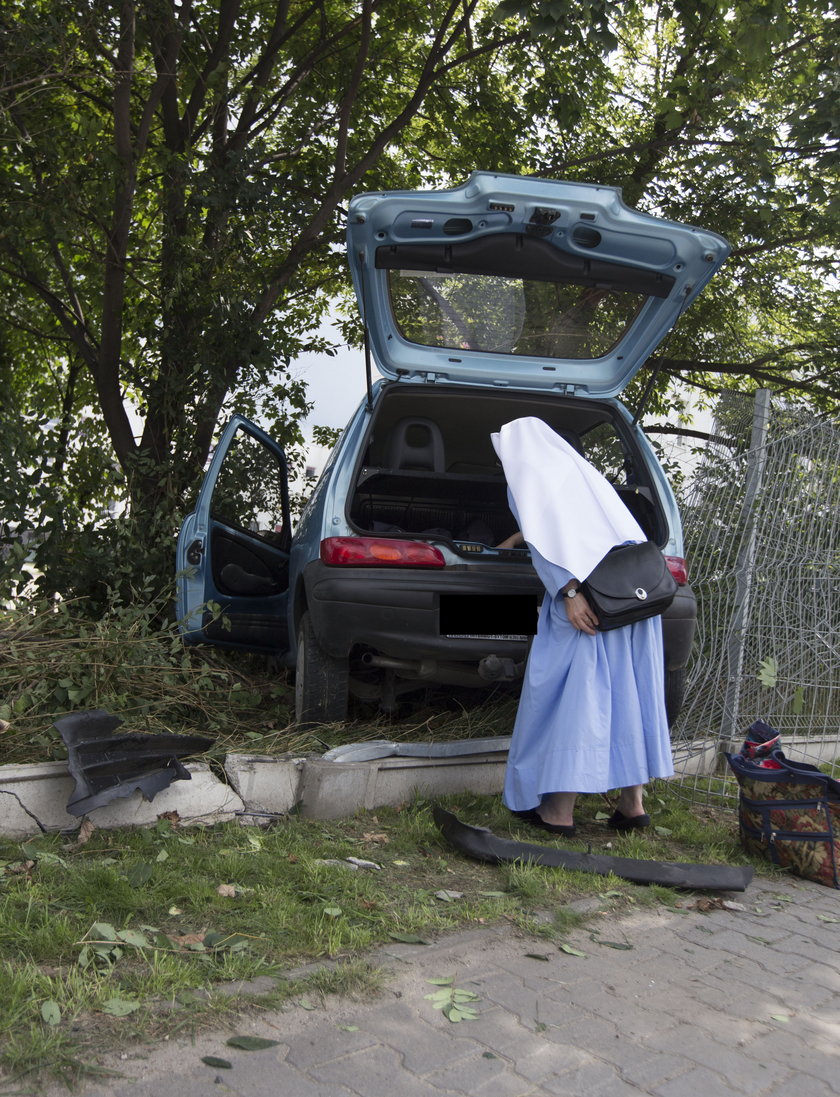 Zakonnica na miejscu wypadku