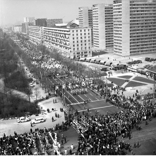 Pochód pierwszomajowy w Warszawie w 1969 r. Skrzyżowanie na skrzyżowaniu ulic Marszałkowskiej i Świętokrzyskiej.