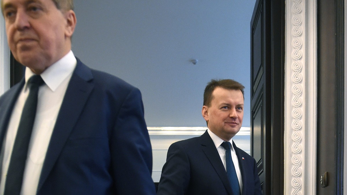 Minister MSWiA Mariusz Błaszczak, w asyście przedstawicieli policji i straży granicznej, złożył dzisiaj wieniec w Panteonie - Mauzoleum Wyklętych-Niezłomnych i uczcił pamięć Bolesława Kontryma, ps. Żmudzin.