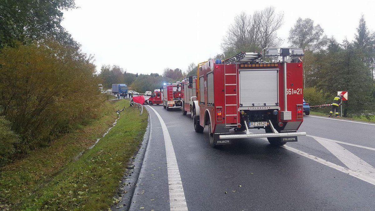 Do wypadku doszło ok. godz. 14 na drodze krajowej nr 19. Ze wstępnych ustaleń policji wynika, że bmw zderzyło się z oplem.