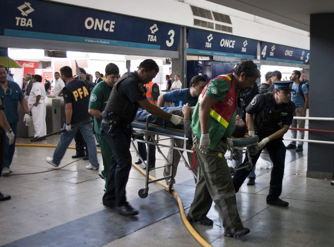 Do wypadku doszło na dworcu Once, gdy pełen pasażerów pociąg linii Sarmiento nie wyhamował i uderzył w bufory na końcu toru