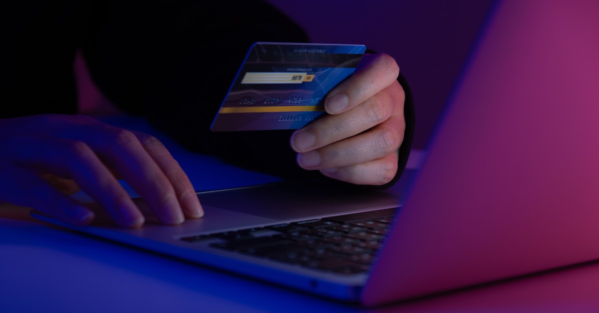 Oszustwa na policjanta i pracownika banku. CBZC zatrzymało grupę internetowych oszustów