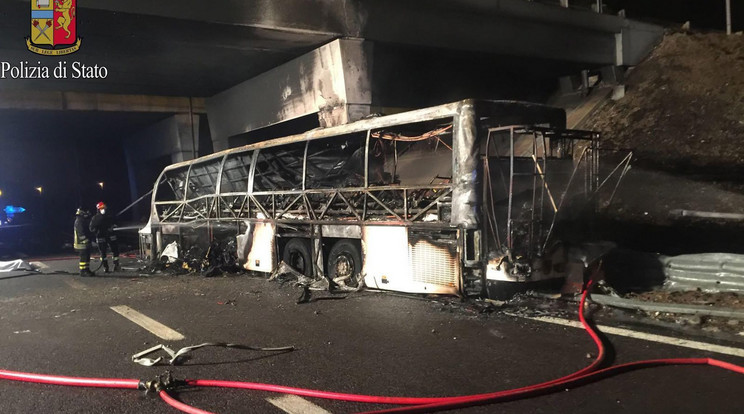 A diákokat szállító busz egy felüljáró pillérének ütközött és kiégett Veronánál /Fotó: MTI/Polizia di Stato