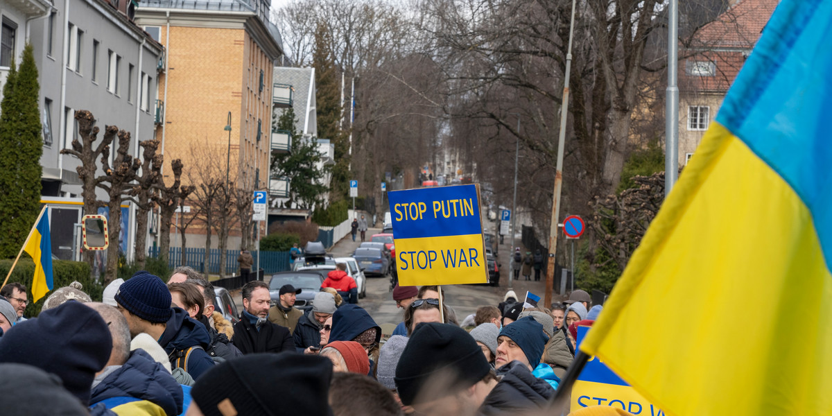 Protest przeciwko rosyjskiej napaści na Ukrainę w Oslo w Norwegii. 26 lutego 2022 r. 