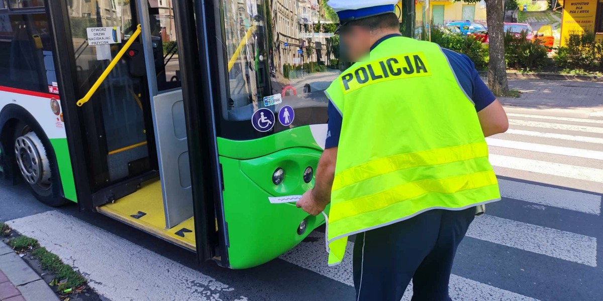 Mężczyzna wepchnięty pod koła autobusu w Lublinie. 