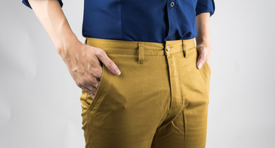 Spodnie chinosy męskie - jak nosić, żeby wyglądać stylowo?