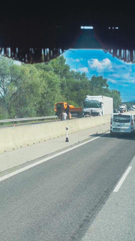 Na diaľnici sa zrazili dve nákladné autá.