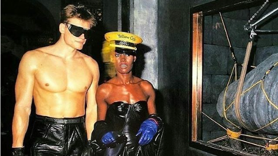 Dolph a Grace žili lásku plnú vášne a chaosu.