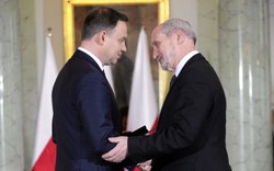 PiS odcina się od wymiany listów między Dudą a Macierewiczem. "Nie komentujemy"