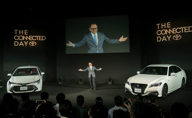 Akio Toyoda, prezydent Toyoty prezentuje Corollę hatchback oraz limuzynę Crown