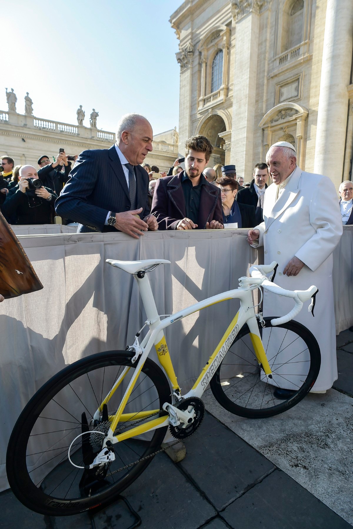 Peter Sagan a pápež František - daroval mu bicykel.