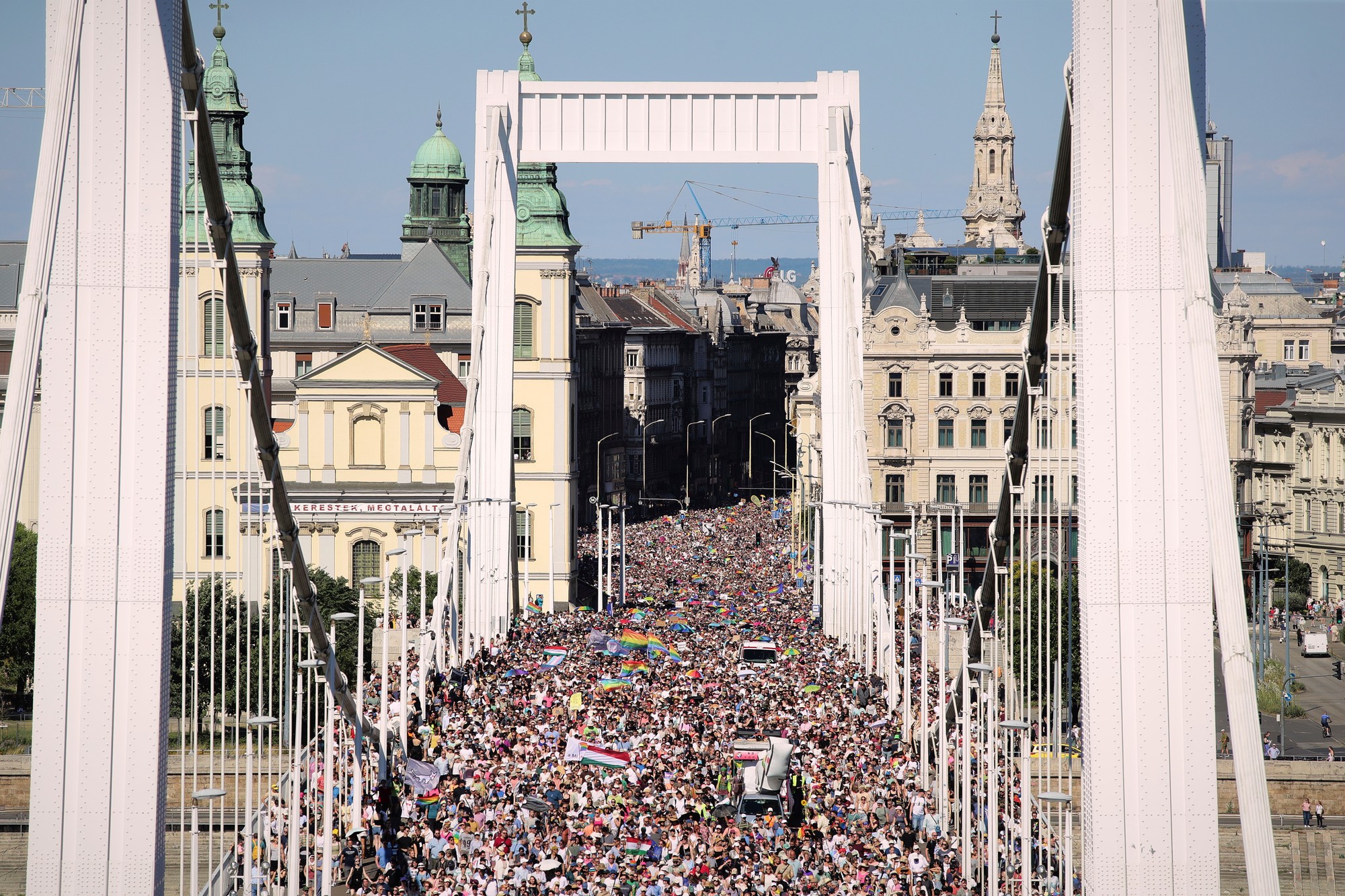Budapeštiansky Pride, ktorý sa snažili zakázať, nakoniec prilákal do ulíc asi 200-tisíc ľudí. 