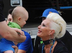 Babcia Kora bawi się z wnuczkiem na nagraniach "Must be the music"