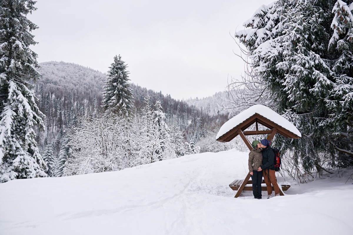 Śnieżyce zasypią drogi przed świętami 2025