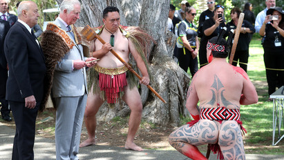Ő királyi fenéksége: maori tánccal fogadták Károly herceget Új-Zélandon