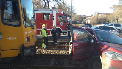Drámai videó a mentésről: így emelték ki a kocsiból a ma reggeli villamosbaleset sérültjét – videó