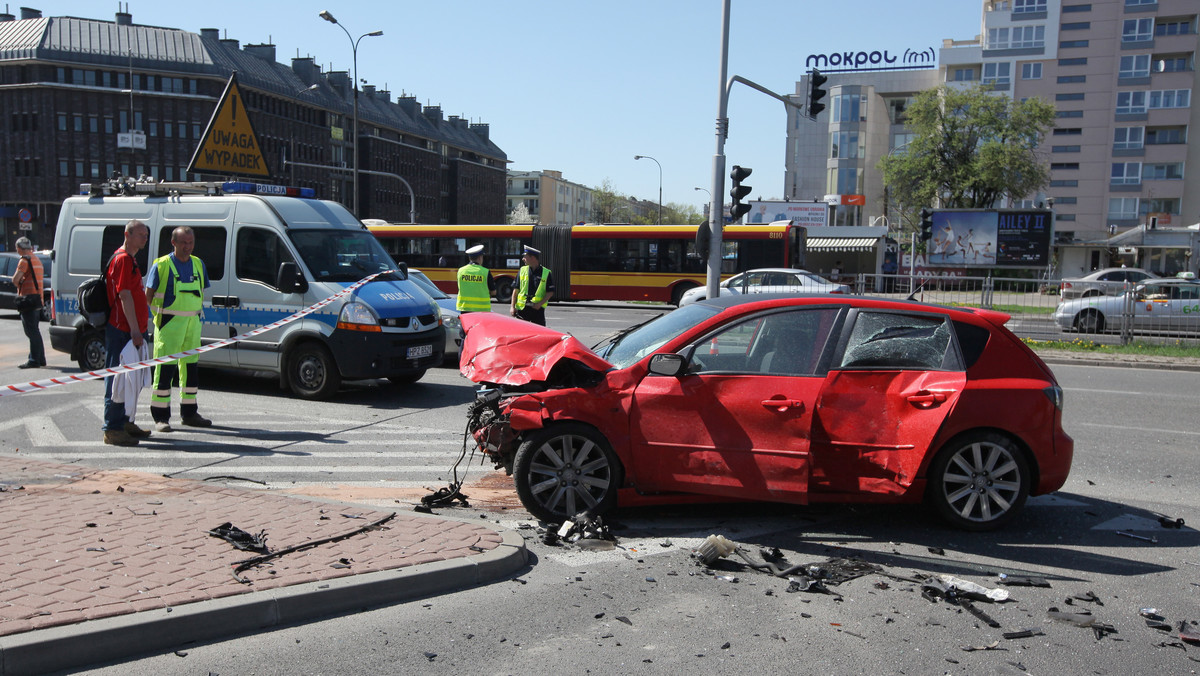 54 osoby zginęły, 867 zostało rannych w 682 wypadkach - to bilans pierwszych siedmiu dni wydłużonego weekendu majowego na polskich drogach. Od 27 kwietnia do 3 maja policjanci zatrzymali też aż 3701 pijanych kierowców.