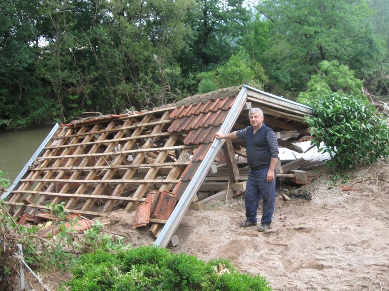 478141_pozarevac-01-miodrag-ilic-iz-setonja-pored-srusenih-objekatafoto-svetislav-mirkovic
