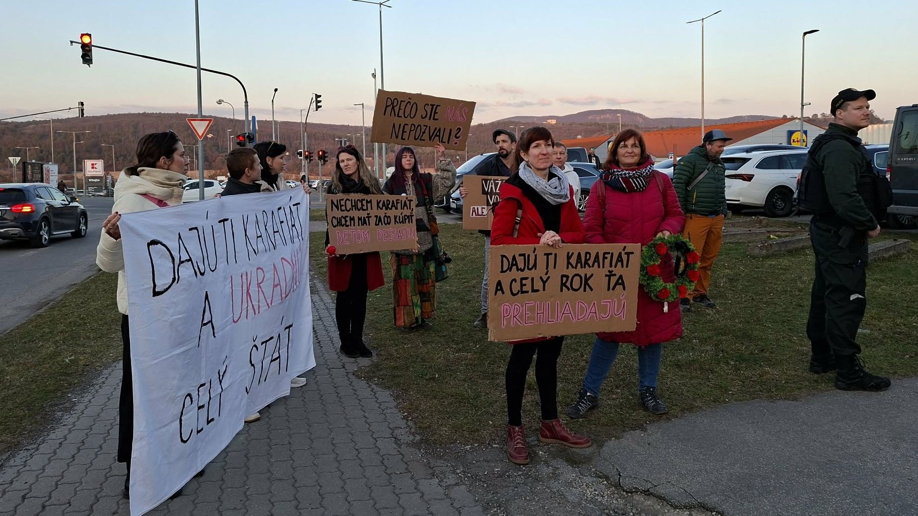 Skupinka protestujúcich pred Mestským kultúrnym centrom v Žiari nad Hronom v deň straníckej oslavy MDŽ Smeru.