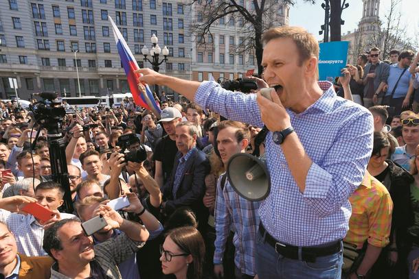 Aleksiej Nawalny, lider rosyjskiej opozycji, na wiecu przeciw inauguracji Władimira Putina na czwartą kadencję prezydencką, Moskwa, 5 maja 2018 r.