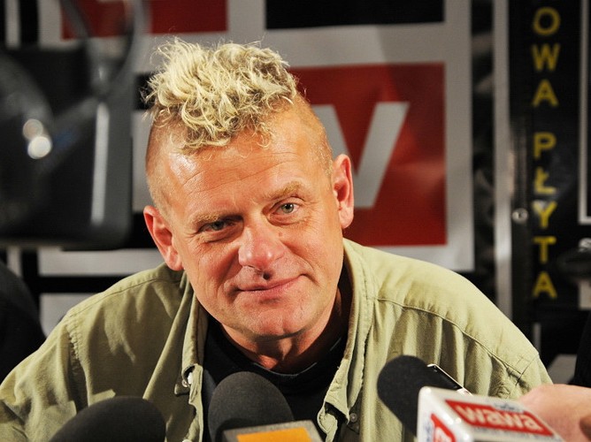 Kazik Na Żywo odbiera złoto i podpisuje 'Bar La Curva'