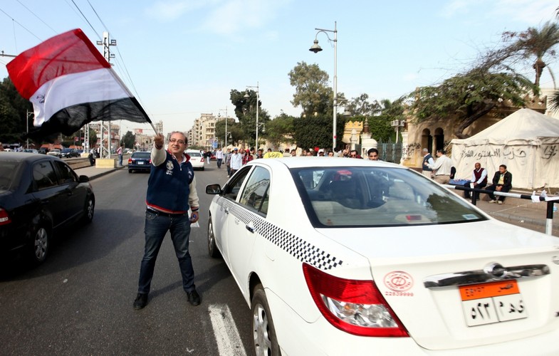 Zamieszki na ulicach Kairu. Naprzeciwko siebie zwolennicy i przeciwnicy prezydenta